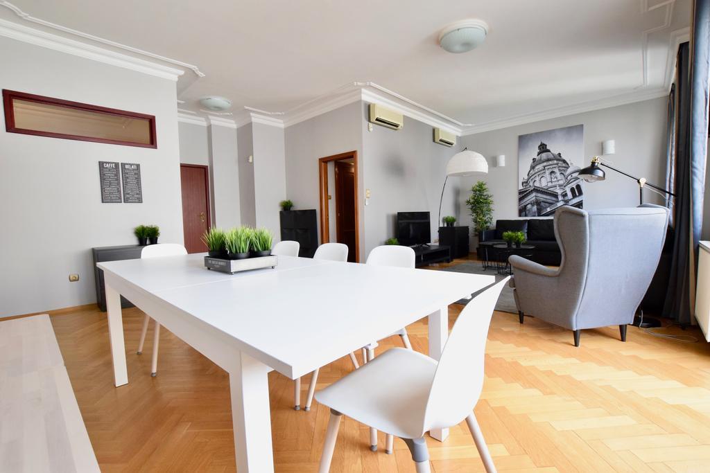 Standerd Apartment By Hi5 - Lovag Family Suites Budapeste Exterior foto