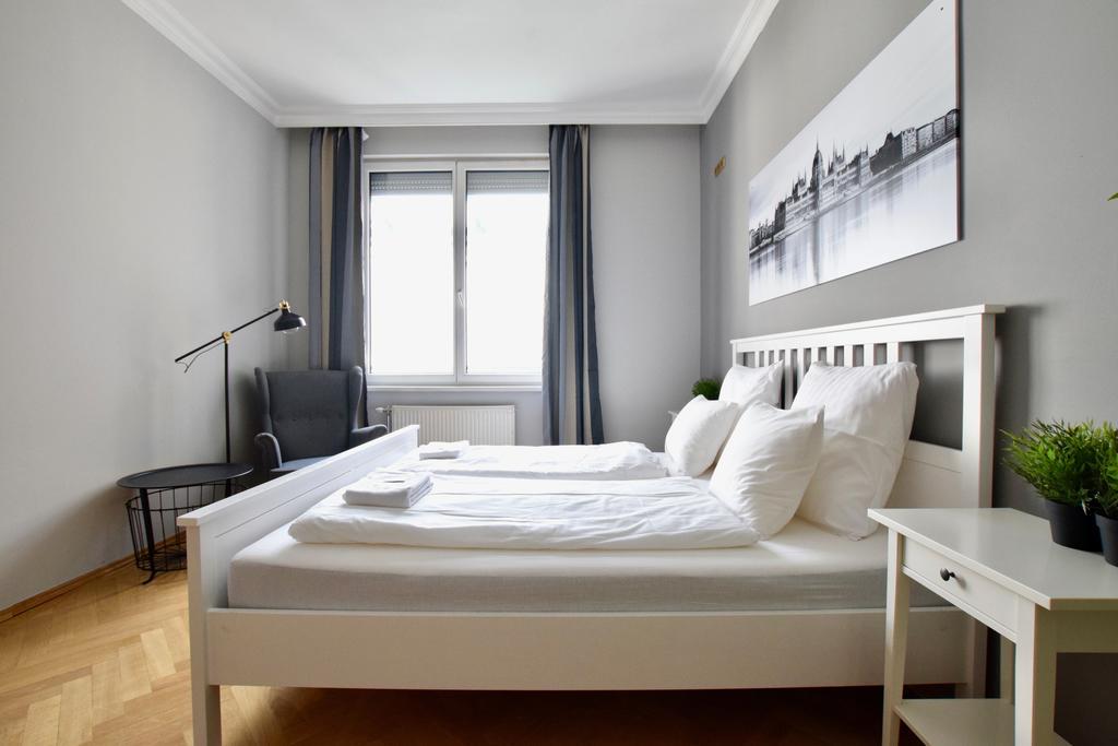 Standerd Apartment By Hi5 - Lovag Family Suites Budapeste Exterior foto