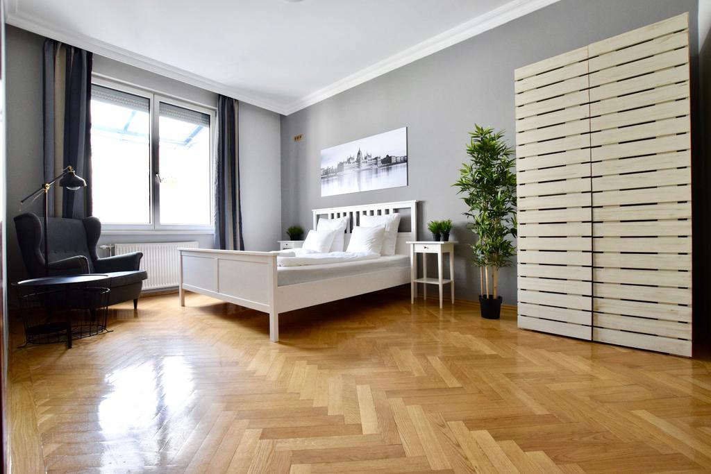 Standerd Apartment By Hi5 - Lovag Family Suites Budapeste Exterior foto