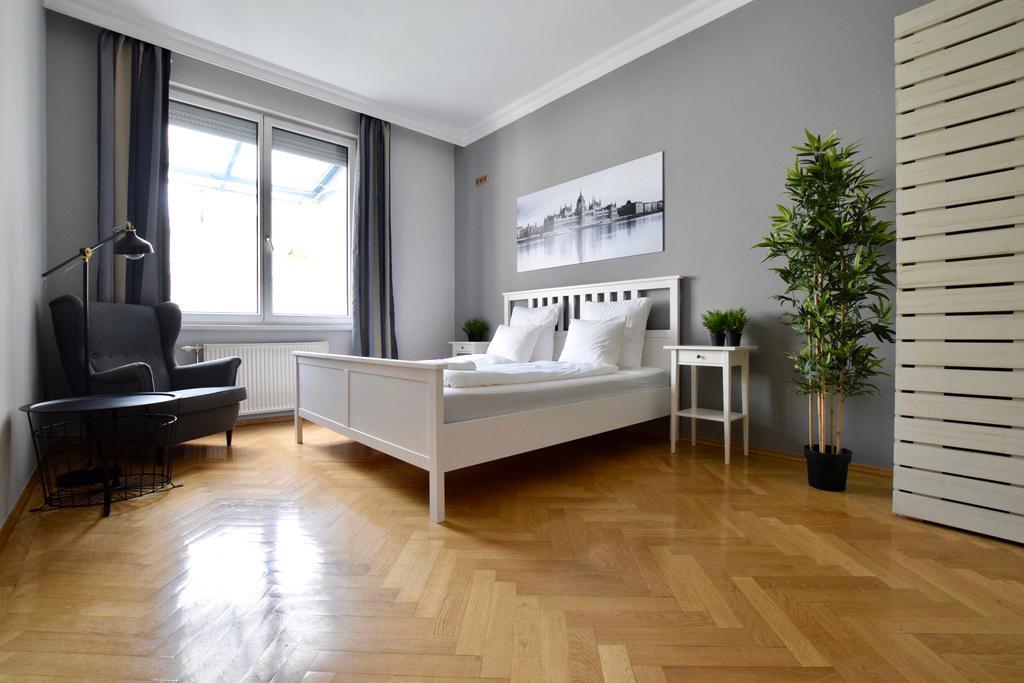 Standerd Apartment By Hi5 - Lovag Family Suites Budapeste Exterior foto