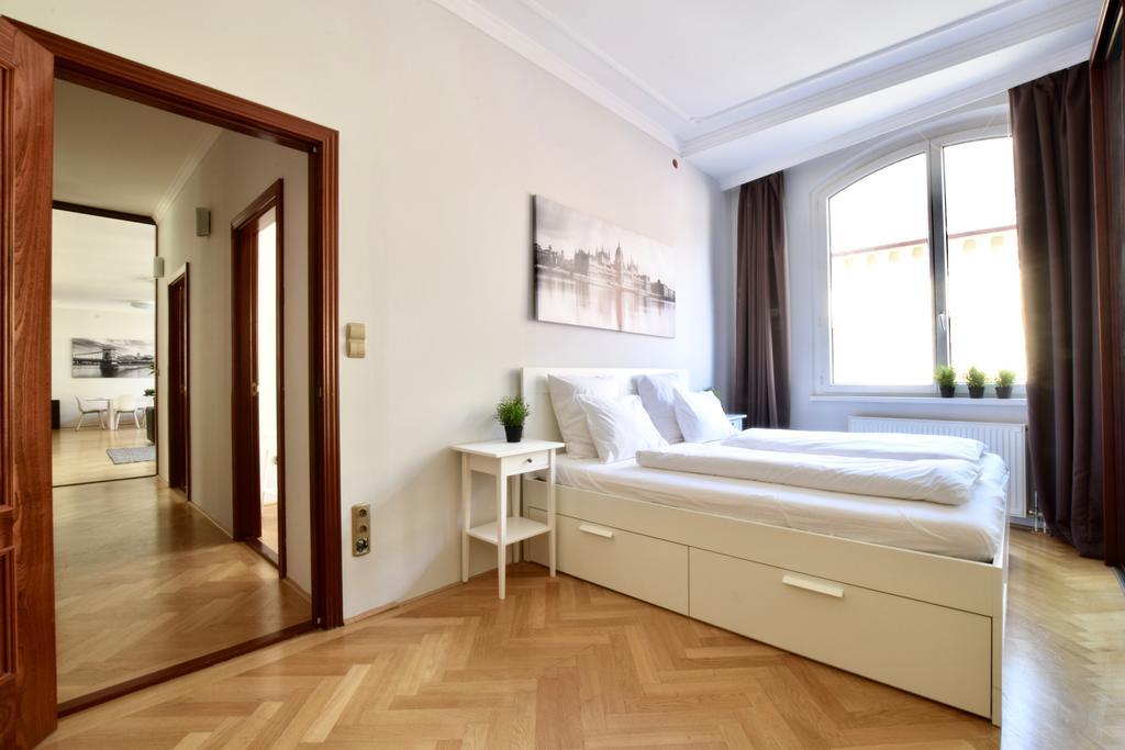Standerd Apartment By Hi5 - Lovag Family Suites Budapeste Exterior foto