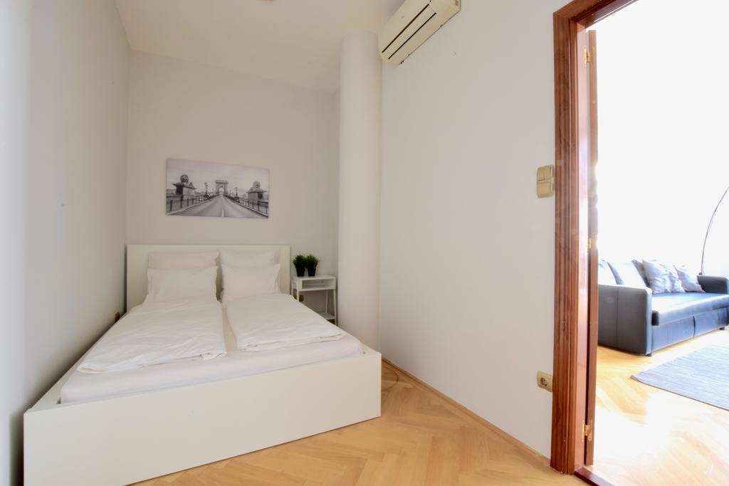 Standerd Apartment By Hi5 - Lovag Family Suites Budapeste Exterior foto